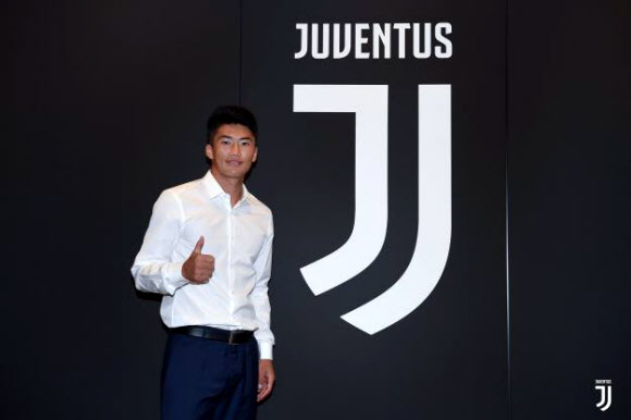 이탈리아 프로축구 명문클럽 유벤투스가 ‘북한의 호날두’로 불리는 공격수 한광성의 영입을 공식적으로 발표했다. 유벤투스는 3일(한국시간) 구단 소셜네트워크서비스(SNS)를 통해 한광성의 영입 소식을 전하고 “환영한다”며 계약 후 촬영한 사진을 함께 올렸다. 2019.9.3  유벤투스 트위터 캡처