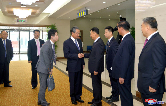 왕이(王毅) 중국 외교 담당 국무위원 겸 외교부장이 북한 리용호 외무상의 초청으로 지난 2일 평양에 도착했다고 조선중앙통신이 3일 보도했다. 2019.9.3  평양 조선중앙통신=연합뉴스