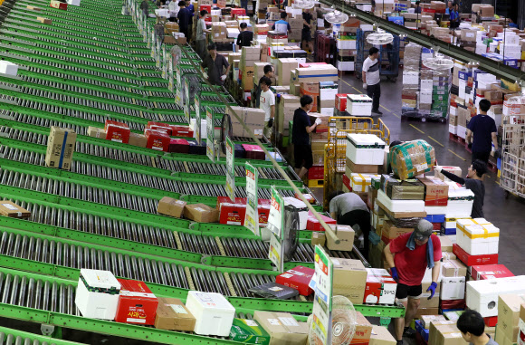 3일 오전 서울 광진구 동서울우편물류센터에서 직원들이 추석을 앞두고 밀려드는 소포와 택배를 처리하기 위해 분주히 움직이고 있다. 2019.9.3  연합뉴스