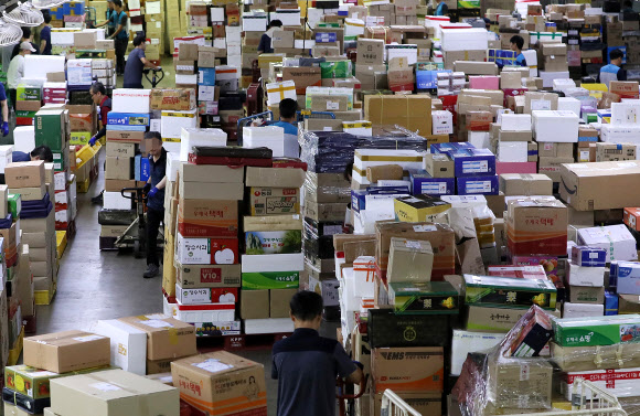 3일 오전 서울 광진구 동서울우편물류센터에서 직원들이 추석을 앞두고 밀려드는 소포와 택배를 처리하기 위해 분주히 움직이고 있다. 2019.9.3  연합뉴스