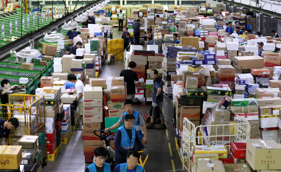 3일 오전 서울 광진구 동서울우편물류센터에서 직원들이 추석을 앞두고 밀려드는 소포와 택배를 처리하기 위해 분주히 움직이고 있다. 2019.9.3  연합뉴스