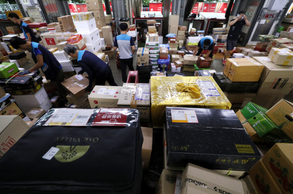 3일 오전 서울 광진구 동서울우편물류센터에서 직원들이 추석을 앞두고 밀려드는 소포와 택배를 처리하기 위해 분주히 움직이고 있다. 2019.9.3  연합뉴스