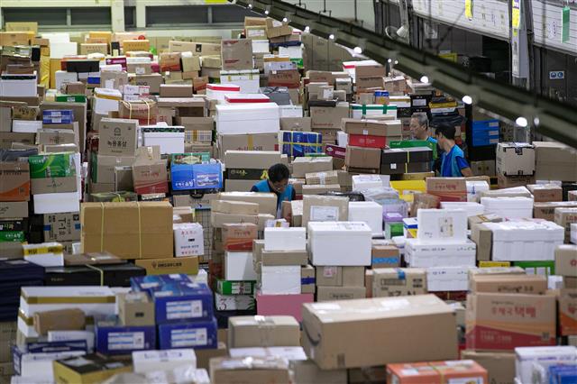 추석 명절을 열흘 앞둔 3일 오전 서울 광진구 동서울우편물류센터에서 직원들이 명절선물 및 택배물품들을 분류하고 있다. 우정사업본부는 추석 명절 택배 우편물이 약 1,800만 개가 접수될 것으로 예상해 오는 17일까지를 특별소통기간으로 지정, 정시 배달을 위해 3,000여 명의 인력과 3,060여 대의 차량을 추가로 투입한다. 2019.9.3 뉴스1