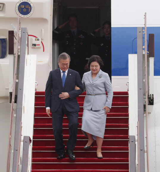 문재인 대통령과 부인 김정숙 여사가 3일(현지시간) 동남아 3개국 순방 두 번째 국가인 미얀마 수도 네피도 국제공항에 도착하고 있다. 2019. 09.03.  도준석 기자pado@seoul.co.kr