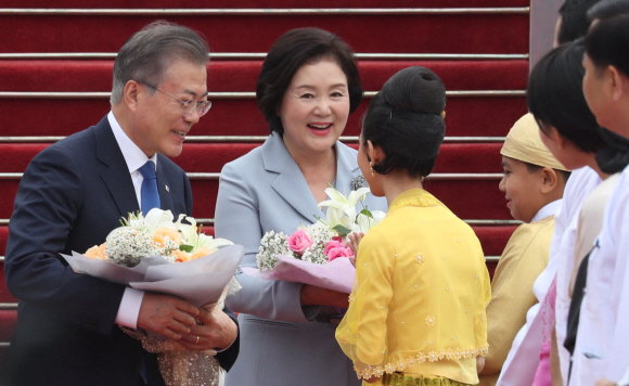 문재인 대통령과 부인 김정숙 여사가 3일(현지시간) 동남아 3개국 순방 두 번째 국가인 미얀마 수도 네피도 국제공항에 도착하고 있다. 2019. 09.03.  도준석 기자pado@seoul.co.kr