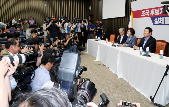 자유한국당 나경원 원내대표(오른쪽 두번째)가 3일 오후 국회에서 열린 ‘조국 후보자의 거짓과 선동, 대국민 고발 언론 간담회’에서 발언하고 있다. 2019.9.3  연합뉴스