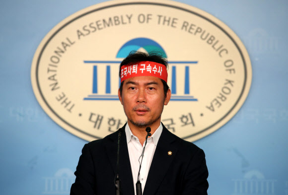 자유한국당 김영우 의원이 3일 여의도 국회 정론관에서 조국 법무부 장관 후보자 사퇴 촉구 기자회견을 하고 있다. 2019.9.3  연합뉴스