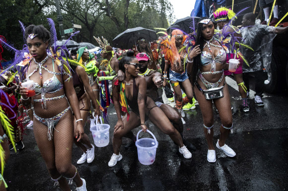 2일(현지시간) 미국 뉴욕의 브루클린에서 열린  ‘웨스트 인디언 아메리칸 데이 퍼레이드(West Indian American Day Parade)’ 축제 참가자들이 화려한 의상을 입고 흥겹게 행진하고 있다. AP 연합뉴스