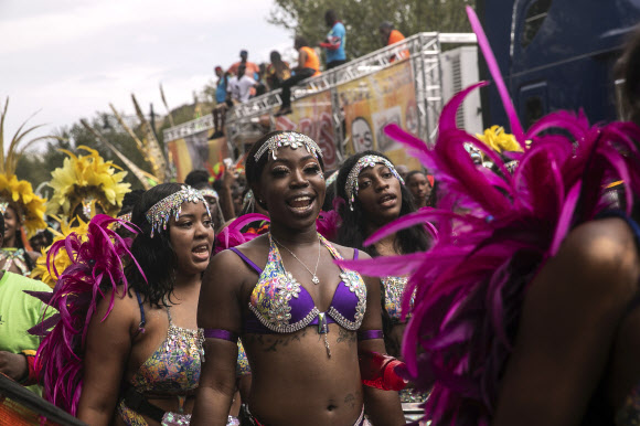 2일(현지시간) 미국 뉴욕의 브루클린에서 열린  ‘웨스트 인디언 아메리칸 데이 퍼레이드(West Indian American Day Parade)’ 축제 참가자들이 화려한 의상을 입고 흥겹게 행진하고 있다. AP 연합뉴스