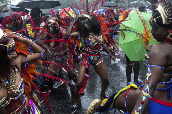 2일(현지시간) 미국 뉴욕의 브루클린에서 열린  ‘웨스트 인디언 아메리칸 데이 퍼레이드(West Indian American Day Parade)’ 축제 참가자들이 화려한 의상을 입고 흥겹게 행진하고 있다. AP 연합뉴스