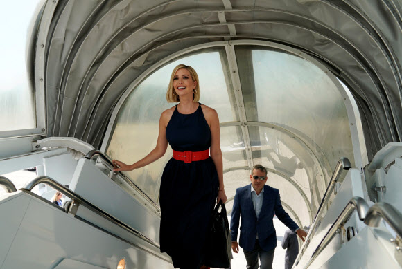 도널드 트럼프 미국 대통령의 장녀 이방카 트럼프 백악관 선임보좌관이 2일(현지시간) 남미 순방을 위해 미국 메릴랜드 주 앤드루스 합동기지를 출발하고 있다. 로이터 연합뉴스