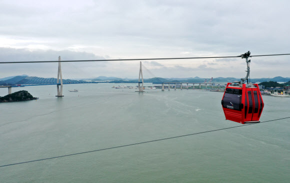 3일 오후 전남 목포시 고하도와 북항을 잇는 해상케이블카가 운행하고 있다. 2019.9.3  연합뉴스