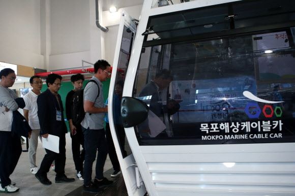 3일 오후 전남 목포시 고하도 해상케이블카 정거장에서 시민들이 케이블카를 탑승하고 있다. 2019.9.3  연합뉴스