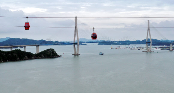 3일 오후 전남 목포시 고하도와 북항을 잇는 해상케이블카가 운행하고 있다. 2019.9.3  연합뉴스