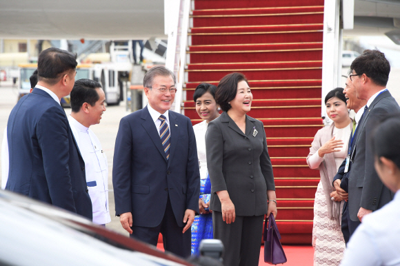 동남아 3개국 순방중인 문재인 대통령과 부인 김정숙 여사가 4일(현지시간) 미얀마 양곤 국제공항에 도착, 환영객들을 향해 인사를 하고 환하게 웃고있다. 2019. 09.04.  도준석 기자pado@seoul.co.kr