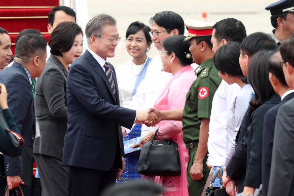 동남아 3국을 순방중인 문재인 대통령이 4일 오전 미얀마 양곤에 도착해 김정숙 여사와 환영인사와 인사하고 있다. 2019. 09.04.  도준석 기자pado@seoul.co.kr