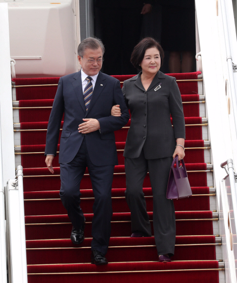 동남아 3국을 순방중인 문재인 대통령이 4일 오전 미얀마 양곤에 도착해 김정숙 여사와 전용기에서 내리고 있다. 2019. 09.04.  도준석 기자 pado@seoul.co.kr