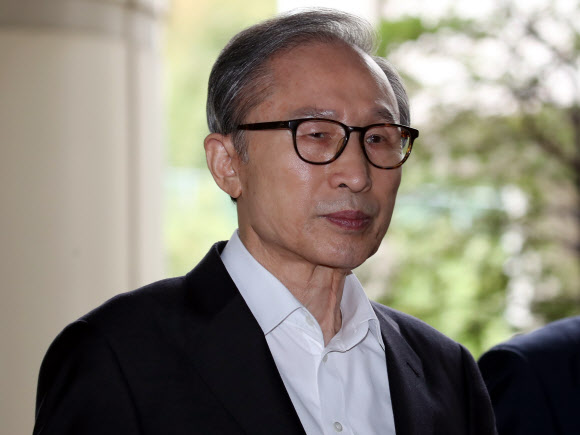 굳은 표정으로 법정 향하는 MB