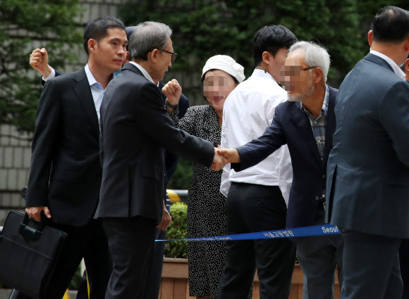 지지자들과 인사하는 이명박