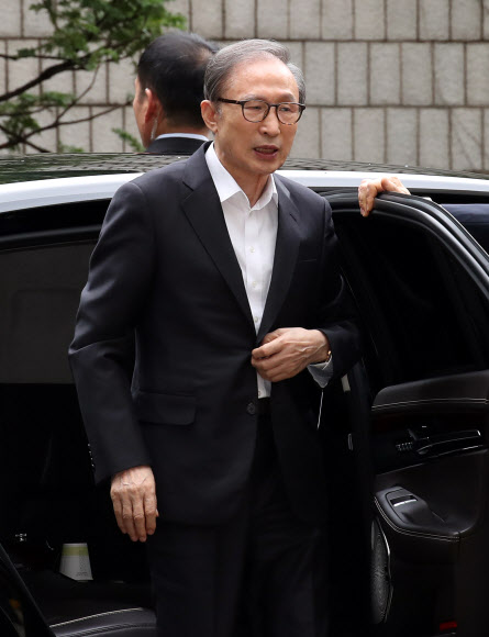 차에서 내리는 MB