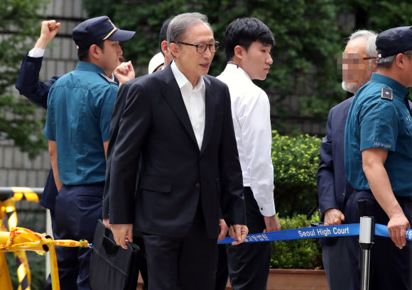 MB, 지지자들 환호에 미소