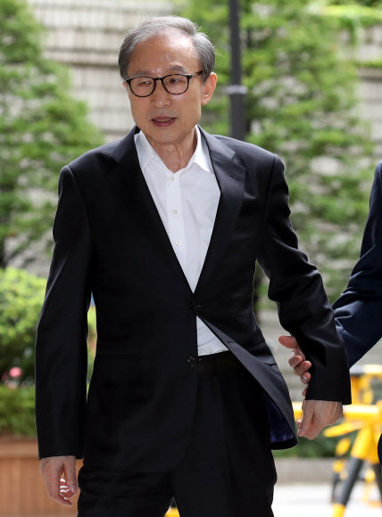 법정 향하는 이명박 전 대통령