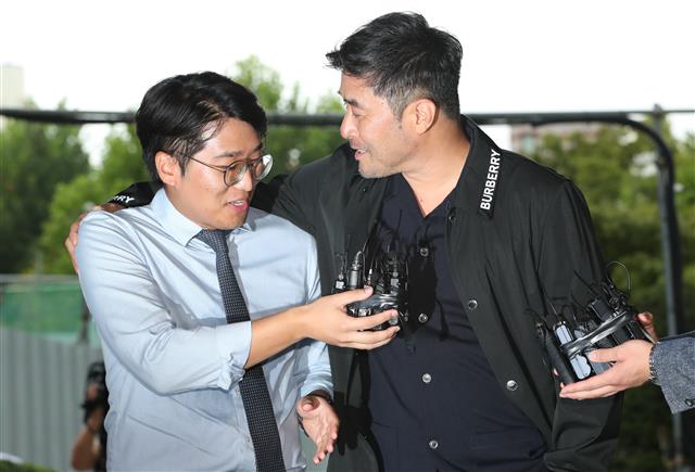 1심 공판 출석하는 최민수 ‘기자에 어깨동무’