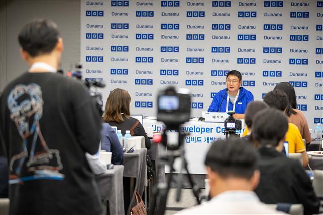 이석우 두나무 대표가 4일 인천 그랜드하얏트호텔에서 진행된 업비트 개발자회의(UDC 2019) 기자간담회에서 취재진의 질문에 답변하고 있다. 두나무 제공