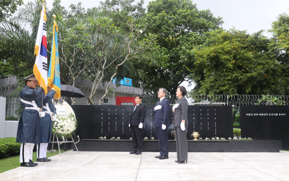 미얀마를 국빈방문 중인 문재인 대통령이 4일 양곤 아웅산 순국사절 추모비를 찾아 분향, 헌화하고 국기에 대한 경례를 하고 있다. 추모비는 1983년 당시 전두환 대통령의 미얀마 국빈 방문 시 북한의 폭탄 테러로 아웅산 국립묘지에서 순직한 17명의 외교사절과 수행원들의 희생을 기리기 위해 건립됐다.2019.09.04. 청와대사진기자단.