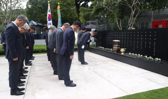 미얀마를 국빈방문 중인 문재인 대통령이 4일 양곤 아웅산 순국사절 추모비를 찾아 분향, 헌화하고 있다. 추모비는 1983년 당시 전두환 대통령의 미얀마 국빈 방문 시 북한의 폭탄 테러로 아웅산 국립묘지에서 순직한 17명의 외교사절과 수행원들의 희생을 기리기 위해 건립됐다.2019.09.04. 도준석기자 pado@seoul.co.kr