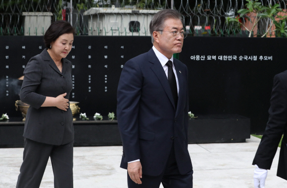 미얀마를 국빈방문 중인 문재인 대통령이 4일 양곤 아웅산 순국사절 추모비를 찾아 분향, 헌화하고 추모비를 둘러보고 있다. 추모비는 1983년 당시 전두환 대통령의 미얀마 국빈 방문 시 북한의 폭탄 테러로 아웅산 국립묘지에서 순직한 17명의 외교사절과 수행원들의 희생을 기리기 위해 건립됐다.2019.09.04. 도준석기자 pado@seoul.co.kr