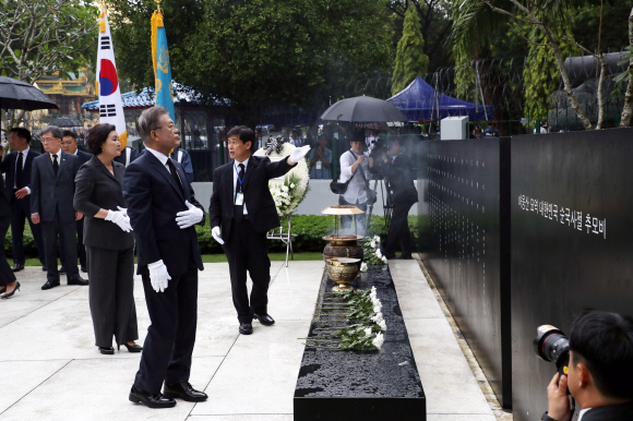미얀마를 국빈방문 중인 문재인 대통령이 4일 양곤 아웅산 순국사절 추모비를 찾아 분향, 헌화하고 있다. 추모비는 1983년 당시 전두환 대통령의 미얀마 국빈 방문 시 북한의 폭탄 테러로 아웅산 국립묘지에서 순직한 17명의 외교사절과 수행원들의 희생을 기리기 위해 건립됐다.2019.09.04. 도준석기자 pado@seoul.co.kr