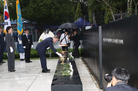 미얀마를 국빈방문 중인 문재인 대통령이 4일 양곤 아웅산 순국사절 추모비를 찾아 분향, 헌화하고 있다. 추모비는 1983년 당시 전두환 대통령의 미얀마 국빈 방문 시 북한의 폭탄 테러로 아웅산 국립묘지에서 순직한 17명의 외교사절과 수행원들의 희생을 기리기 위해 건립됐다.2019.09.04.도준석기자 pado@seoul.co.kr