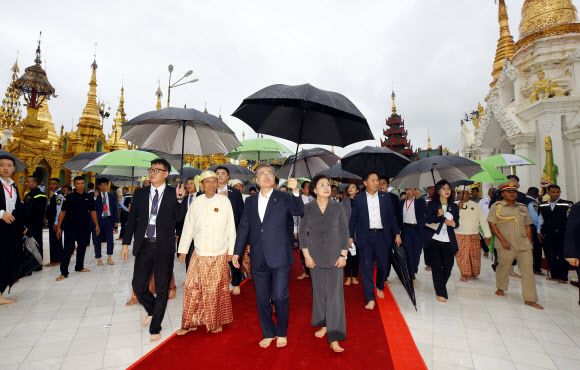 우산 쓰고 맨발로