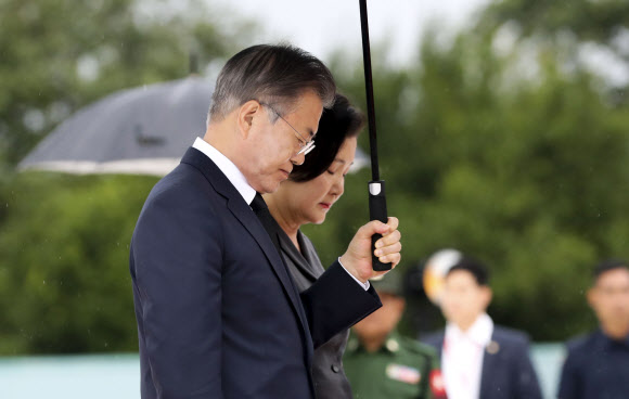 아웅산 순교자 묘역 찾은 문 대통령