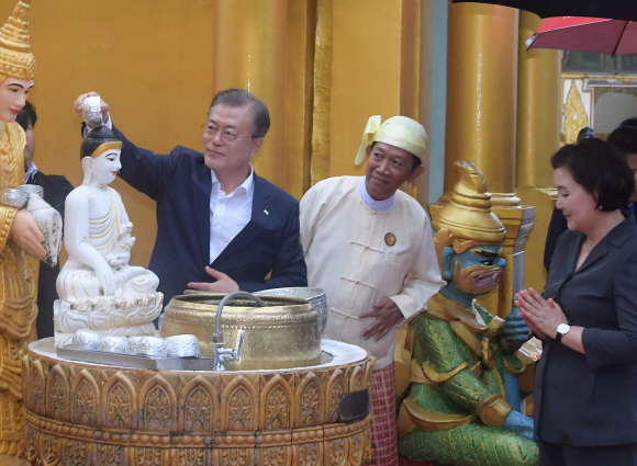 미얀마를 국빈방문 중인 문재인대통령이 4일 오후(현지시간) 양곤에 위치한 불교 유적지 ‘쉐다곤 파고다’를 시찰하고 있다. 2019.9.4  도준석 기자 pado@seoul.co.kr