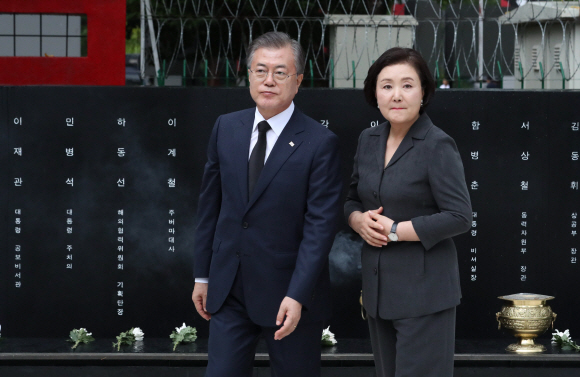 미얀마를 국빈방문 중인 문재인 대통령이 4일 양곤 아웅산 순국사절 추모비를 찾아 분향, 헌화하고 추모비를 둘러보고 있다. 추모비는 1983년 당시 전두환 대통령의 미얀마 국빈 방문 시 북한의 폭탄 테러로 아웅산 국립묘지에서 순직한 17명의 외교사절과 수행원들의 희생을 기리기 위해 건립됐다.2019.9.4.  도준석 기자 pado@seoul.co.kr