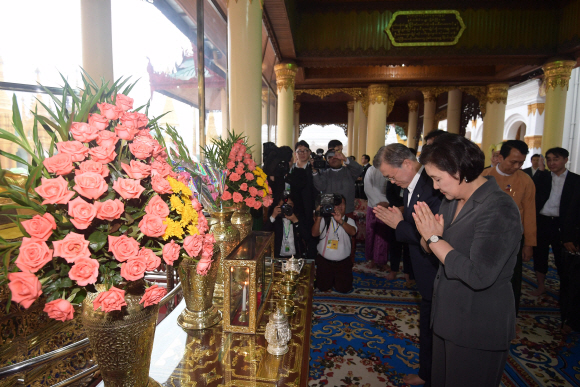 미얀마를 국빈방문 중인 문재인대통령이 김정숙여사와 함께 4일 오후(현지시간) 양곤에 위치한 불교 유적지 ‘쉐다곤 파고다’를 방문, 표민떼인 주지사의 안내를 받으며 입장하고 있다. 2019.9.4 도준석 기자 pado@seoul.co.kr