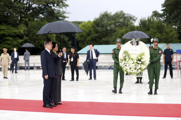 아웅산 순교자 묘역 찾은 문 대통령