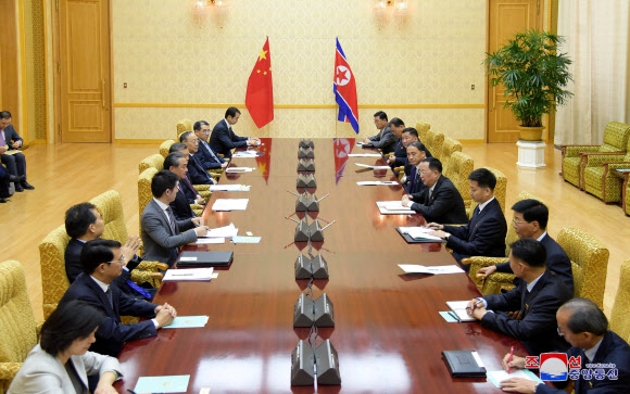 중국 외교부장과 회담한 리용호 북한 외무상