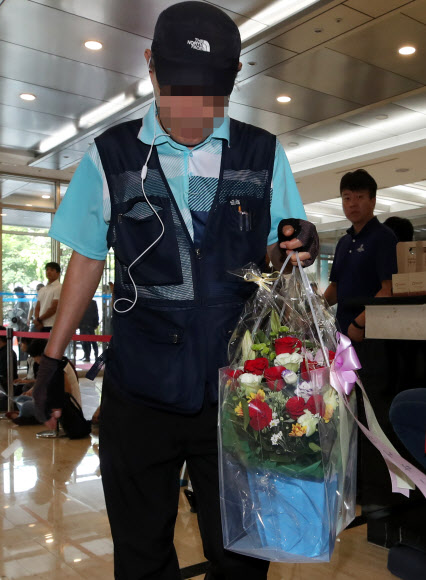 조국 후보자 사무실로 들어가는 꽃