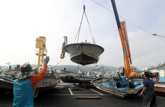 태풍 북상에 육지로 배 옮기는 어민들