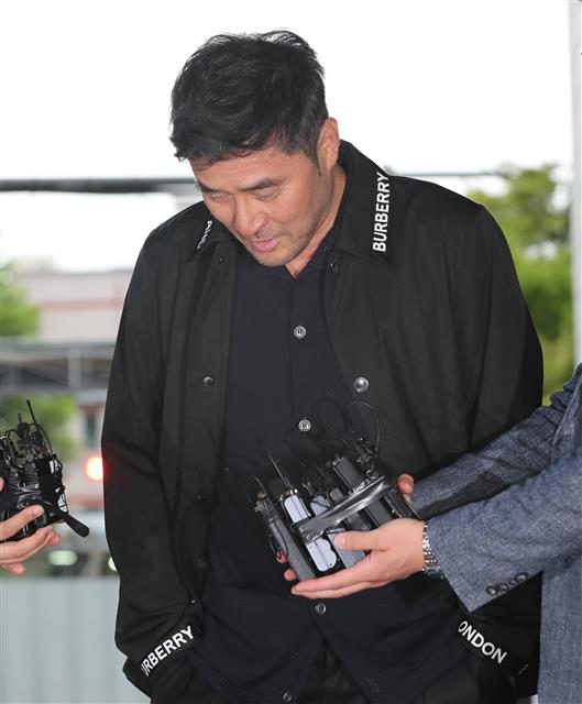 주머니 손 넣고 인사하는 최민수