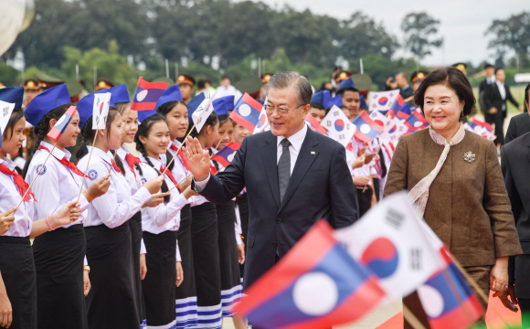 동남아 3국을 순방 중인 문재인 대통령이 5일 오후(현지시간) 라오스 와타이 국제공항에 도착해 인사하고 있다. 2019.09.05 도준석 기자 pado@seoul.co.kr