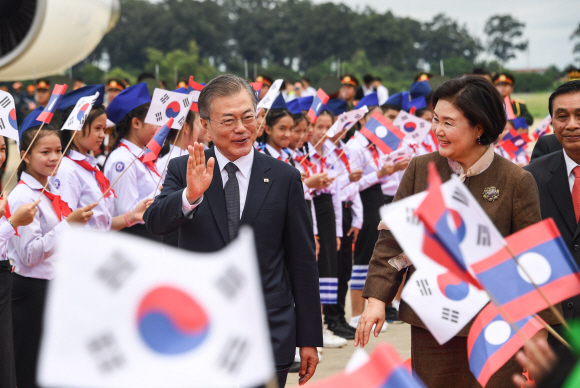 동남아 3국을 순방 중인 문재인 대통령이 5일 오후(현지시간) 라오스 와타이 국제공항에 도착해 인사하고 있다. 2019.09.05. 도준석 기자pado@seoul.co.kr