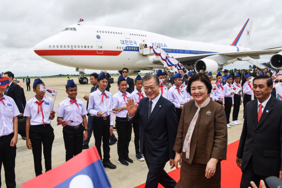 동남아 3국을 순방 중인 문재인 대통령이 5일 오후(현지시간) 라오스 와타이 국제공항에 도착해 인사하고 있다. 2019.09.05. 도준석 기자 pado@seoul.co.kr