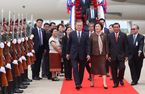 동남아 3국을 순방 중인 문재인 대통령이 5일 오후(현지시간) 라오스 와타이 국제공항에 도착해 인사하고 있다. 2019.09.05. 도준석 기자 pado@seoul.co.kr