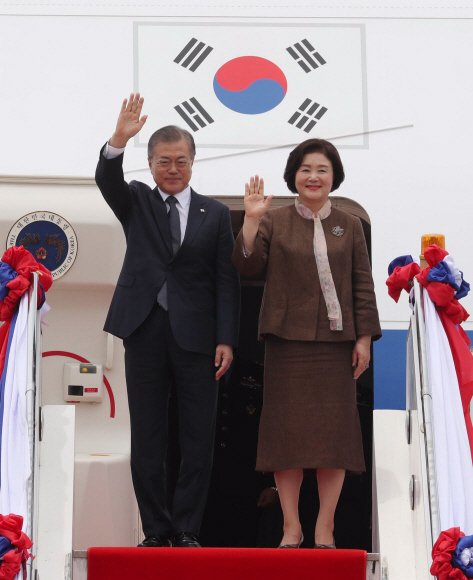 동남아 3국을 순방 중인 문재인 대통령이 5일 오후(현지시간) 라오스 와타이 국제공항에 도착해 인사하고 있다. 2019.09.05. 도준석 기자 pado@seoul.co.kr