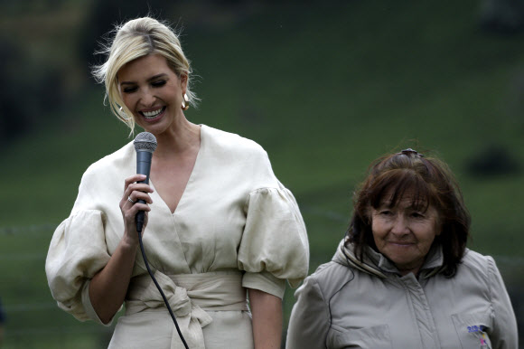 여성 역량 증진 활동을 위해 남미를 방문 중인 이방카 트럼프 백악관 선임 보좌관이 4일(현지시간) 콜롬비아의 한 여성 소유 딸기 농장을 방문했다. AP 연합뉴스