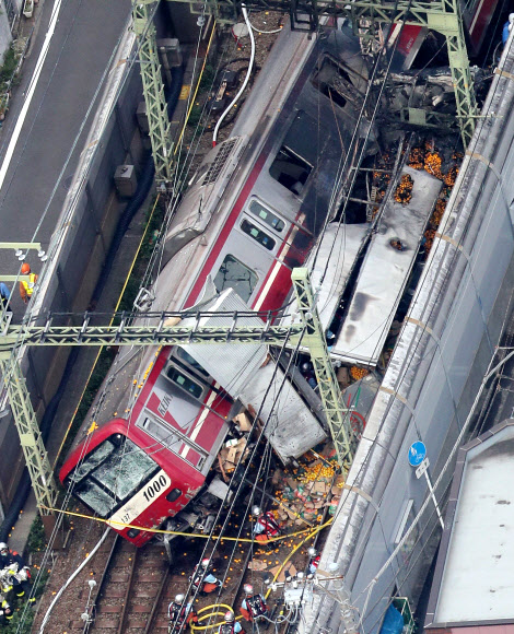 日 요코하마서 열차·트럭 충돌… 30여명 부상 